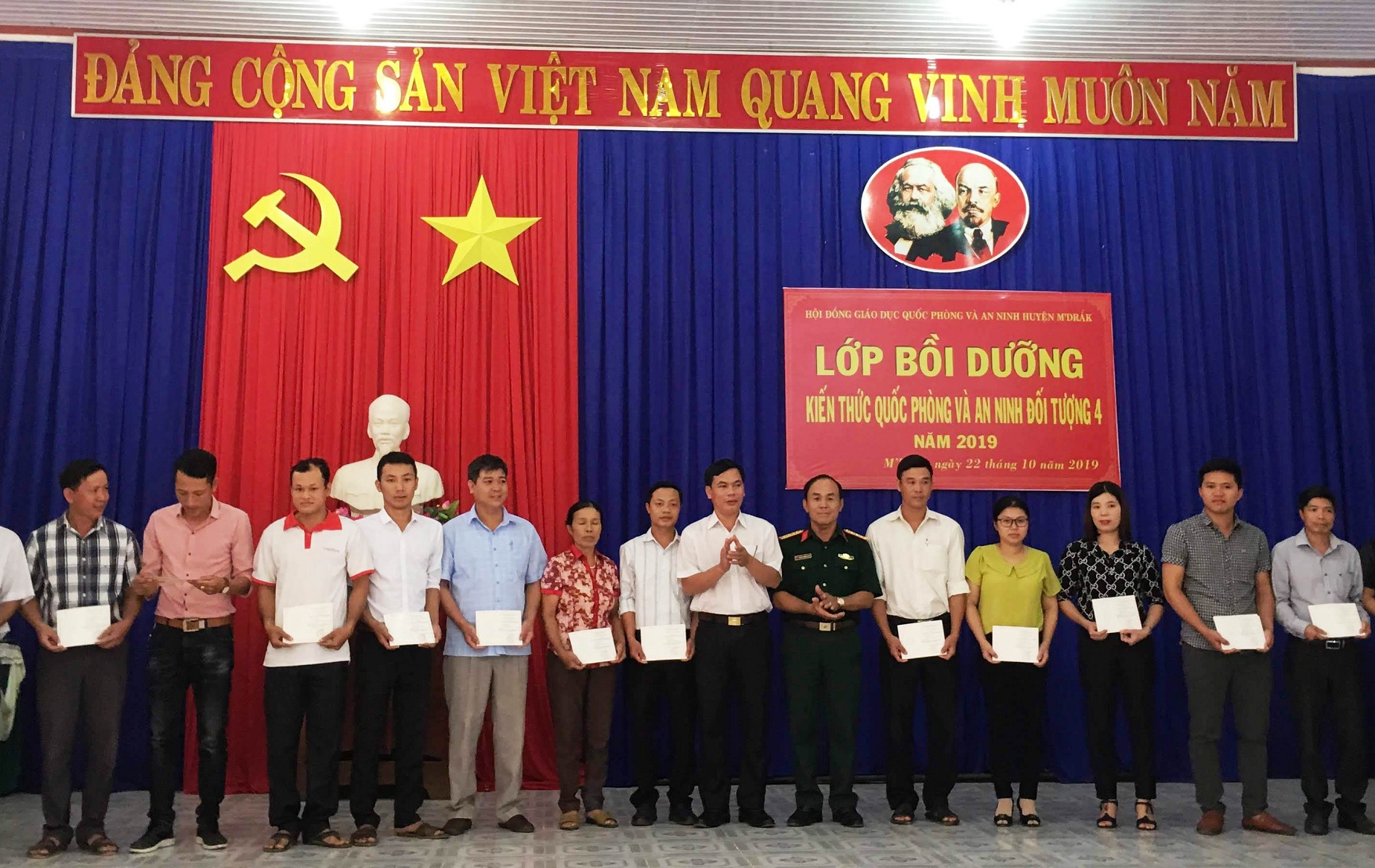 Hội đồng Giáo dục QP-AN huyện M'Drắk tổ chức lớp bồi dưỡng kiến thức Quốc phòng - An ninh cho đối tượng 4 năm 2019